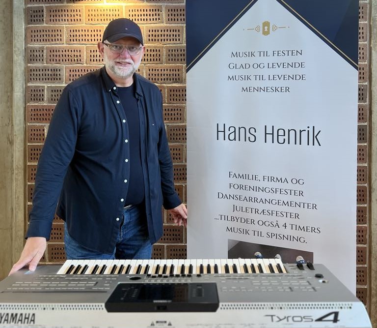  Hans Henrik spiller julemusik og kendte sange