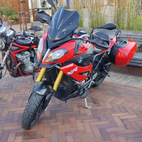 Veteranbiler og MC på torvet i Ringe