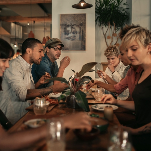 Familien samles om Tapas