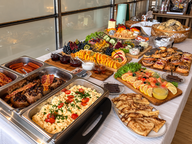 Brunchbuffet med laks, pålæg, oste og frisk frugt hos MIVI’s i Ringe