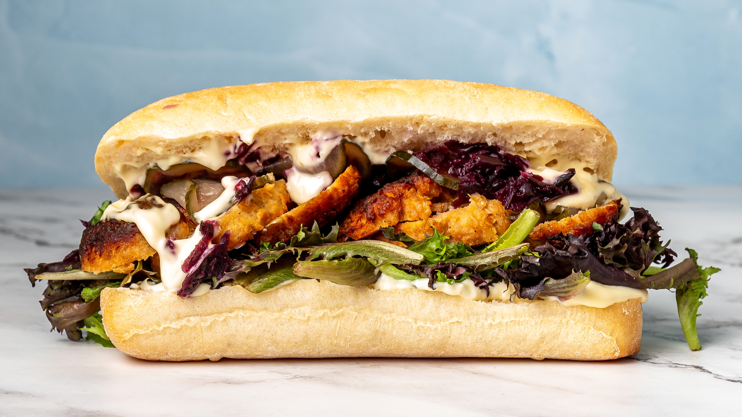 Sandwich med frikadelle og rødkål